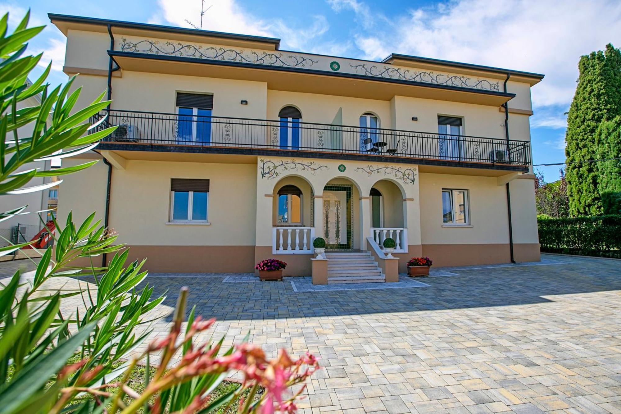 Villa Mimosa - Appartamento 2 - Happy Rentals Desenzano del Garda Eksteriør bilde