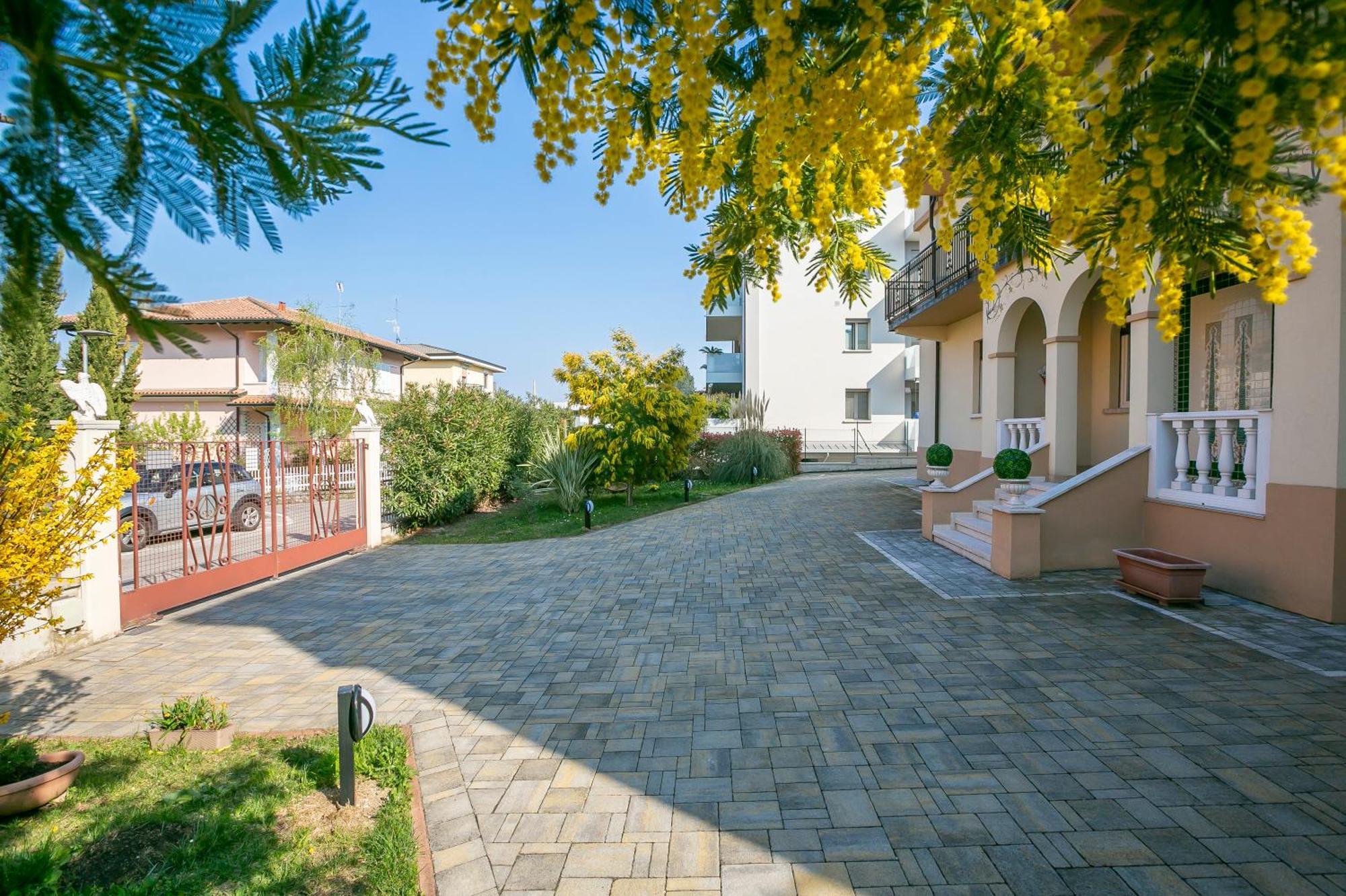 Villa Mimosa - Appartamento 2 - Happy Rentals Desenzano del Garda Eksteriør bilde